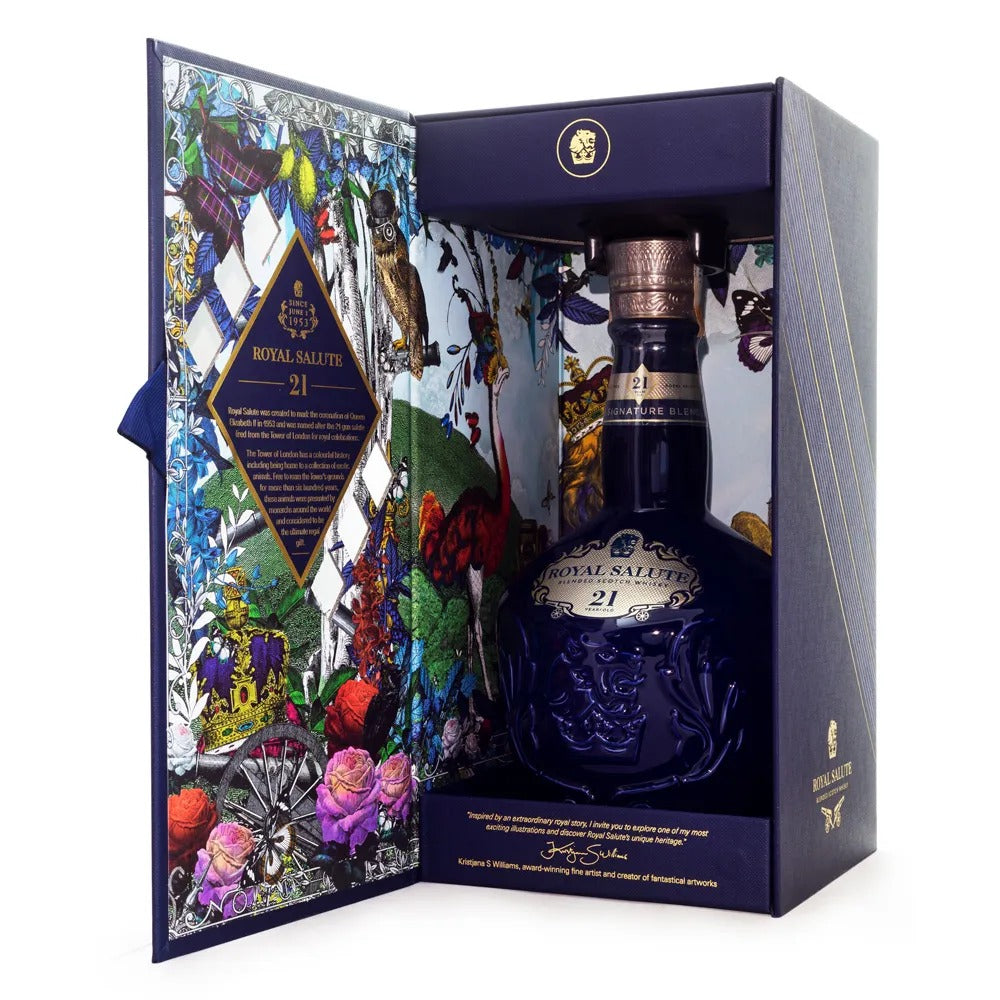 Garrafa azul Royal Salute 21 anos acomodada na caixa de apresentação aberta.