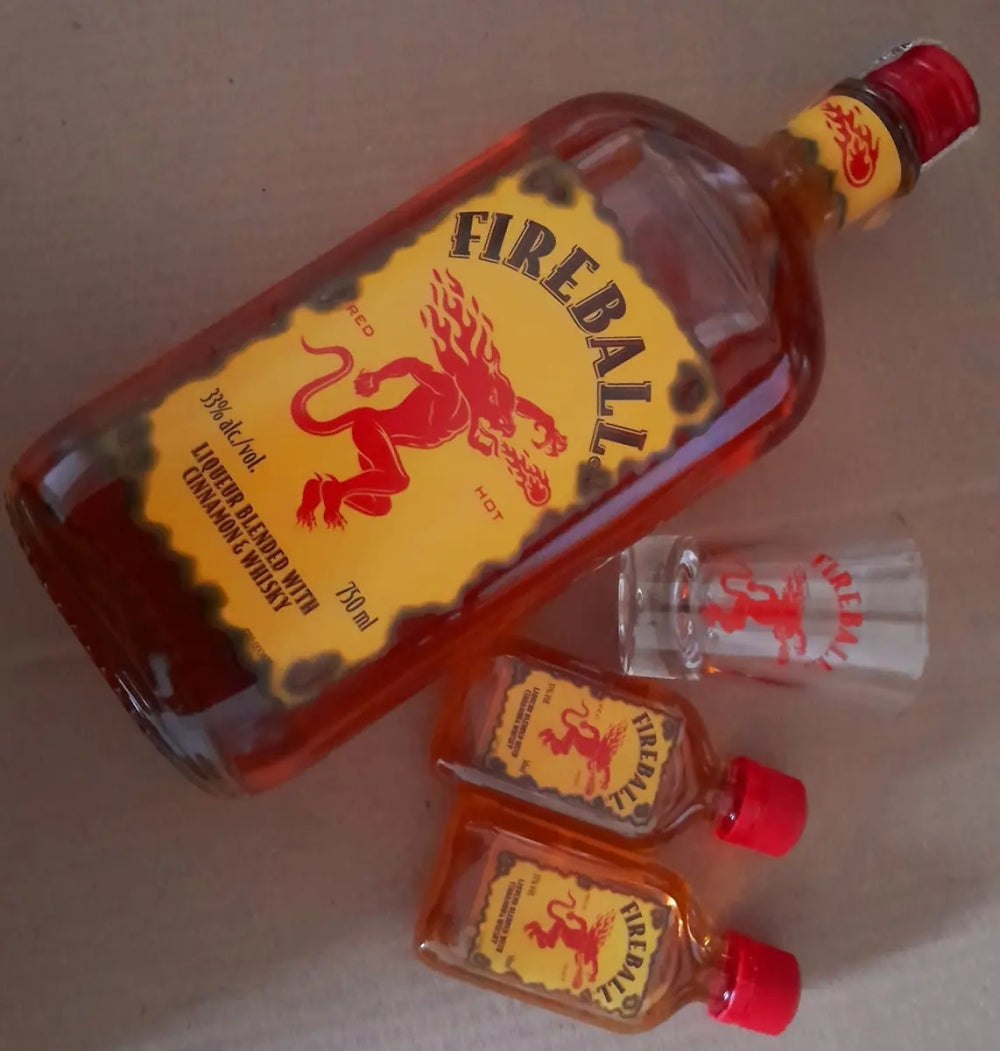 Kit Whisky Fireball 750ml + 2 Miniaturas 50ml + Shot