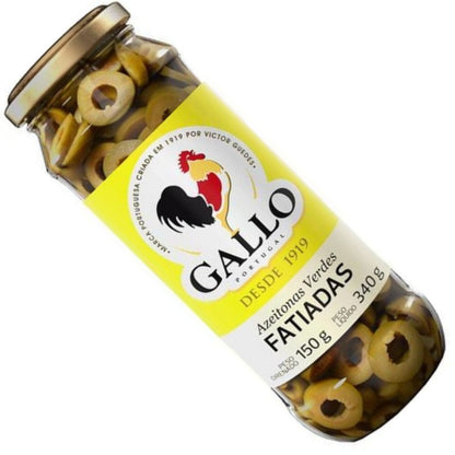 Pote de vidro Gallo inclinado, com azeitonas verdes fatiadas visíveis na conserva.