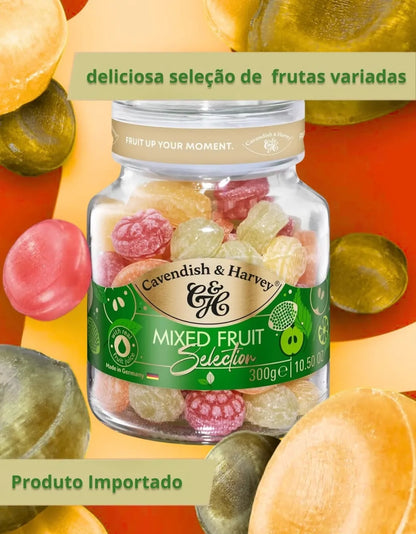 Pote de balas Mixed Fruit Selection cercado por balas e imagens de frutas variadas.