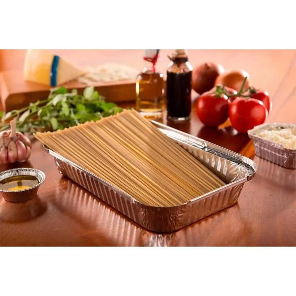 Bandeja retangular de alumínio sobre uma mesa, com alimentos e ingredientes ao redor.