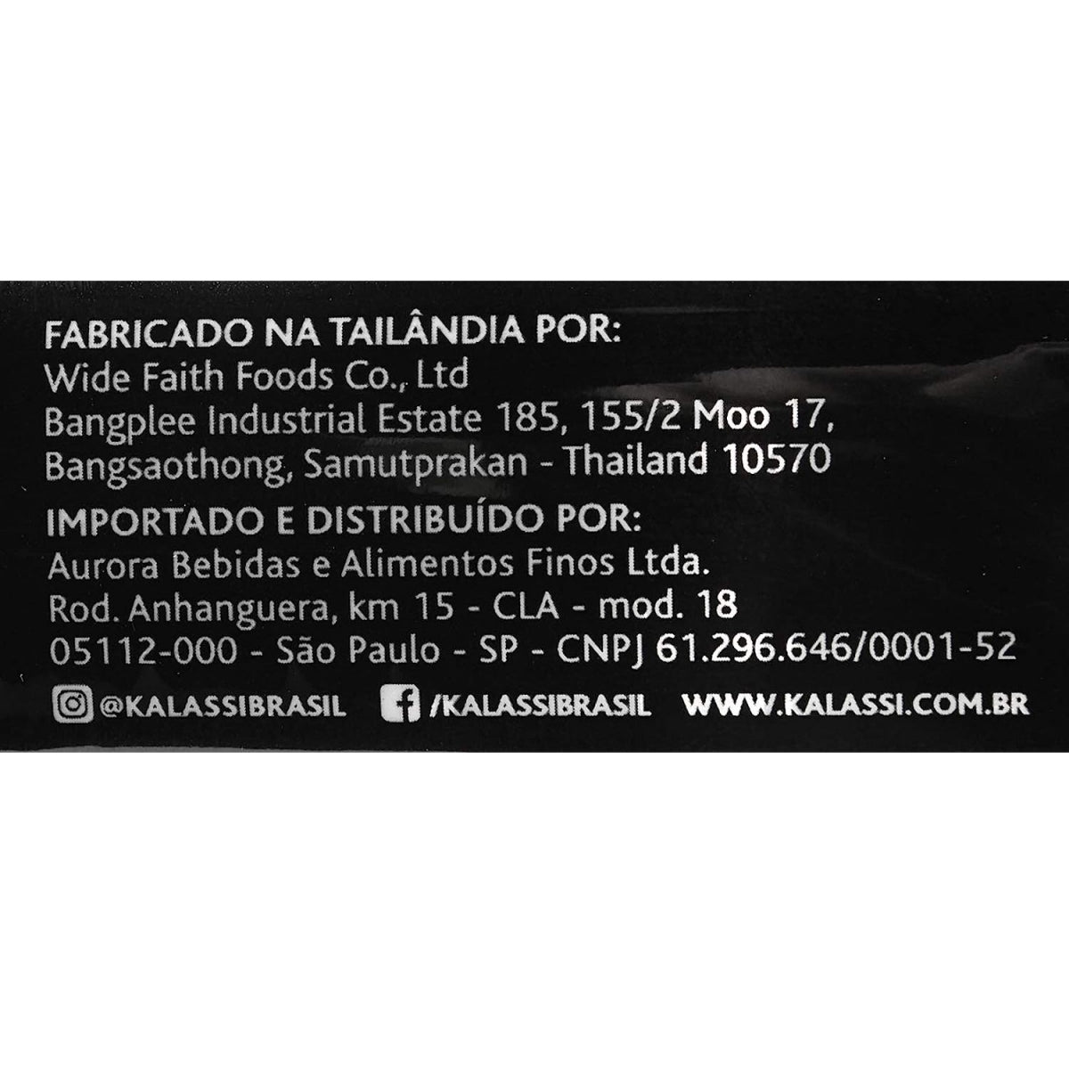 Detalhe da embalagem informando que o biscoito de arroz Kalassi é fabricado na Tailândia.
