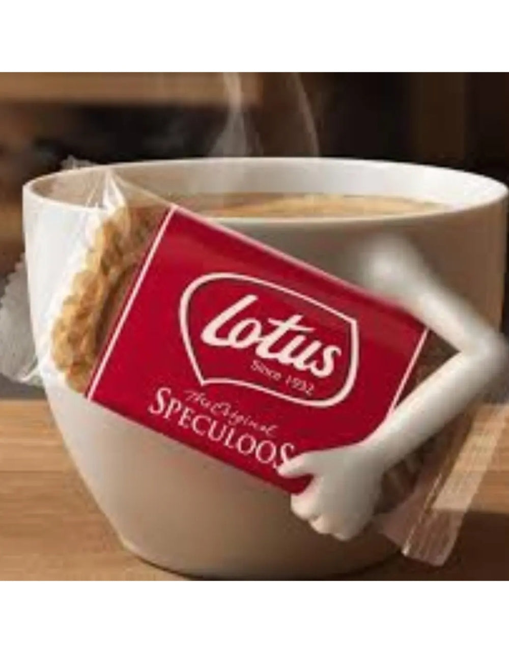 Pacote Lotus Biscoff junto a uma xícara de bebida quente.
