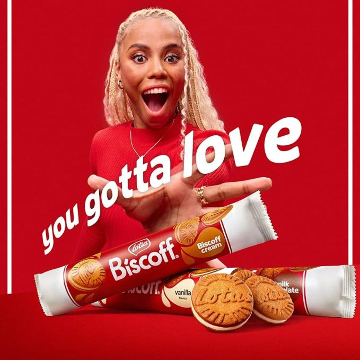 Imagem promocional com uma pessoa segurando produtos Lotus Biscoff e biscoitos recheados.