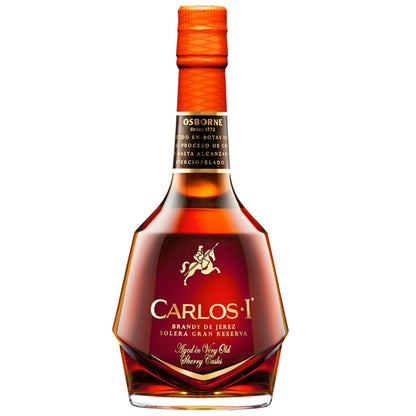 Garrafa de vidro Carlos I Brandy de Jerez Solera Gran Reserva com bebida âmbar.