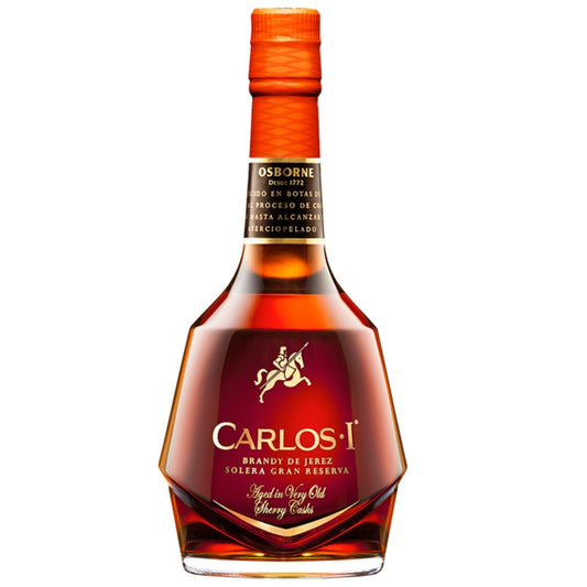 Garrafa de vidro Carlos I Brandy de Jerez Solera Gran Reserva com bebida âmbar.