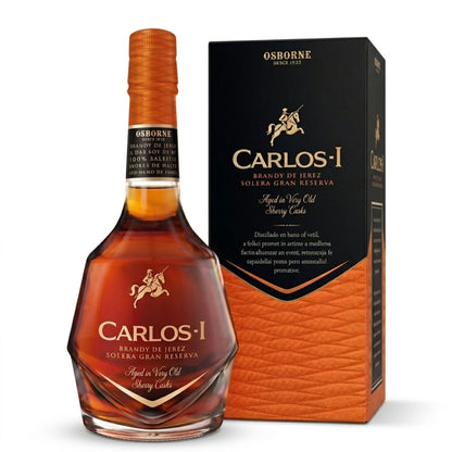 Garrafa Carlos I Solera Gran Reserva ao lado da caixa preta e laranja para presente.