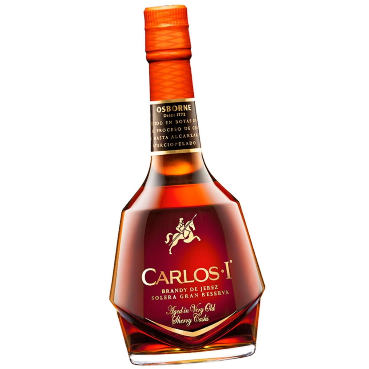 Garrafa Carlos I Solera Gran Reserva em formato facetado, com rótulo vermelho e dourado.