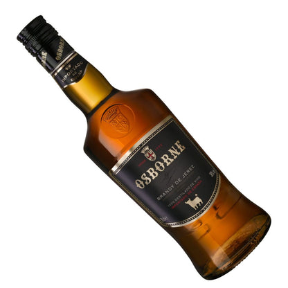 Garrafa de Brandy Osborne de Jerez inclinada, com rótulo preto e líquido âmbar.