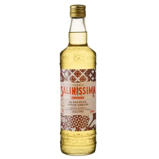 Garrafa de cachaça Saliníssima Amburana, de Salinas, Minas Gerais, com 670 ml.