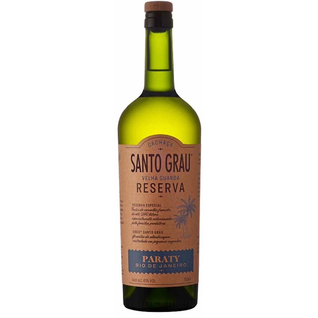 Garrafa verde de cachaça Santo Grau Paraty Reserva com rótulo marrom e azul.