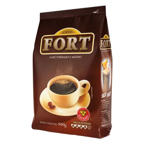 Pacote de café Fort visto em ângulo, com a frente e a lateral da embalagem.