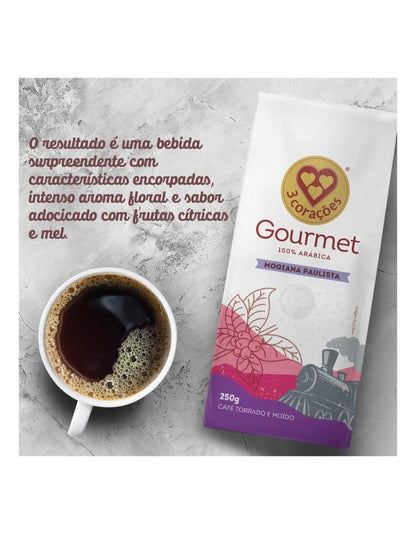 Pacote de cafe Gourmet Mogiana Paulista ao lado de uma xicara de cafe preparado