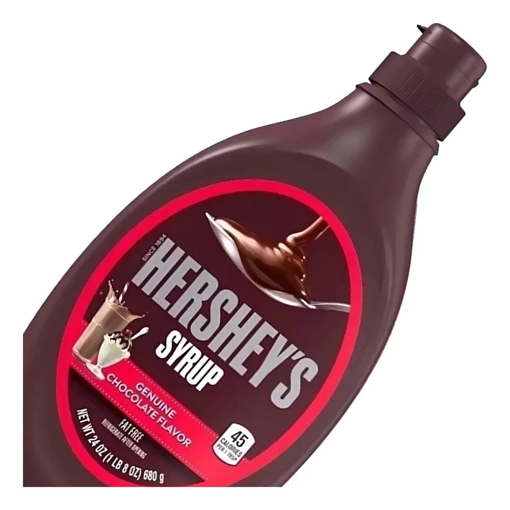 Garrafa Hershey's Syrup inclinada, com rótulo de sabor chocolate e peso de 680 g.