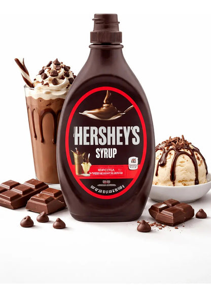 Garrafa Hershey's Syrup acompanhada de milkshake e sorvete cobertos com calda de chocolate.