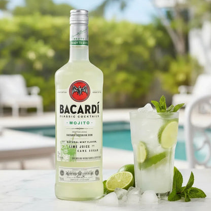 Garrafa Bacardi Mojito pronta para servir com um copo de drink com gelo, limão e hortelã.
