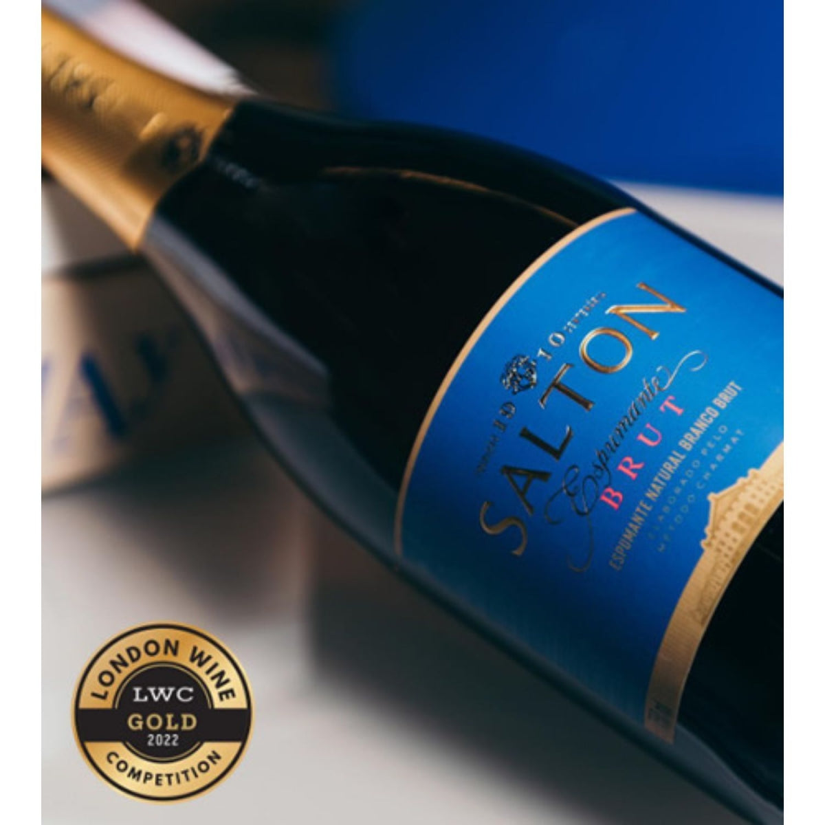 Garrafa Salton Brut em close, com rótulo azul e selo de premiação na imagem