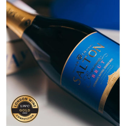 Garrafa Salton Brut em close, com rótulo azul e selo de premiação na imagem