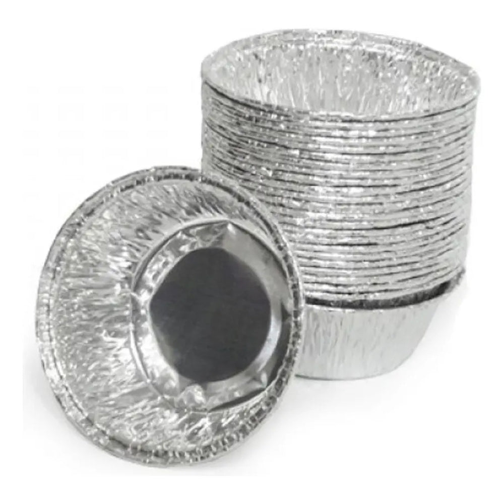 Forminhas redondas de aluminio empilhadas, com uma unidade apoiada de lado.