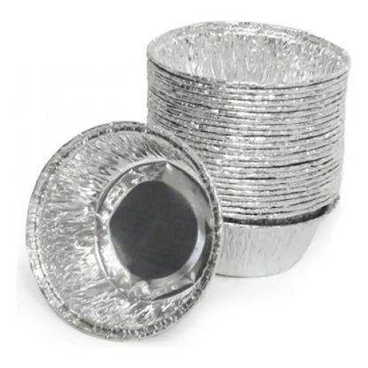 Forminhas redondas de aluminio empilhadas, com uma unidade apoiada de lado.