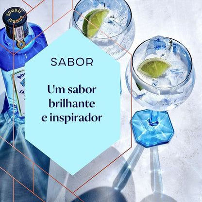 Garrafa de Bombay Sapphire e copos com gelo e limão em uma composição de coquetel.