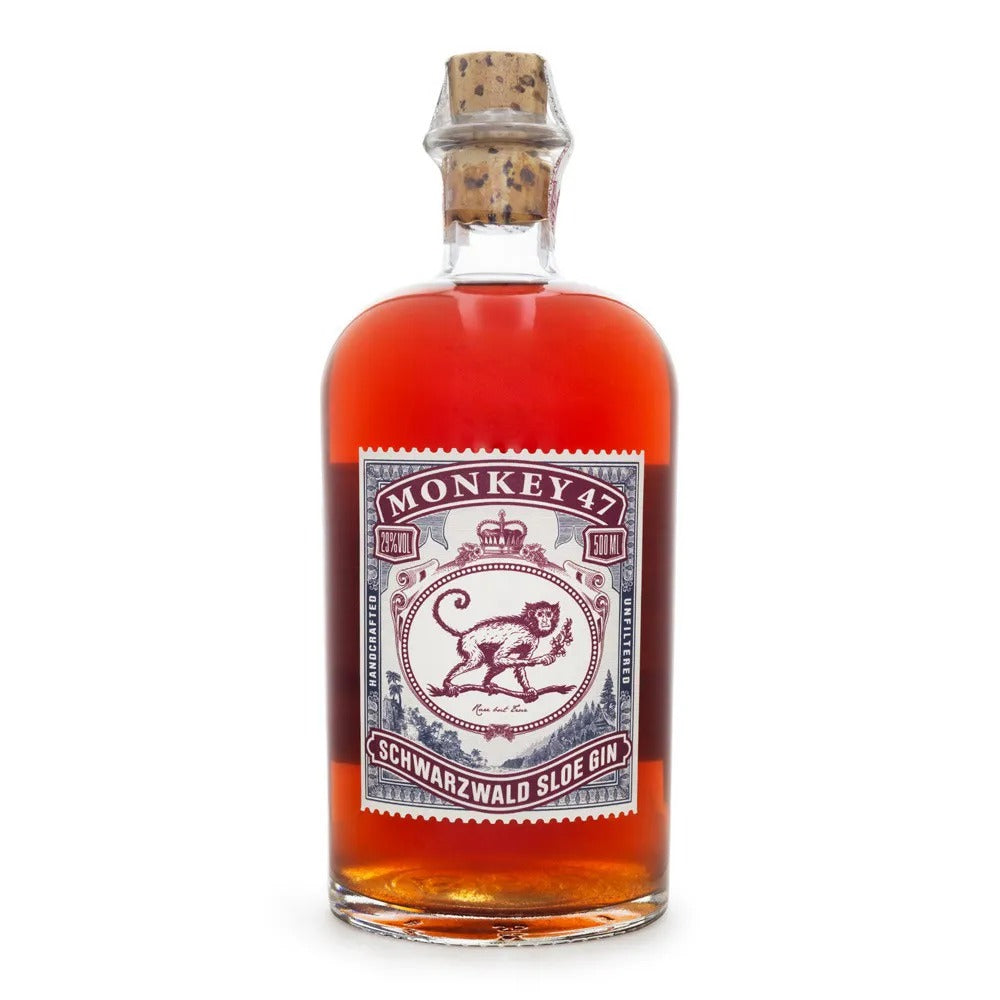 Garrafa de vidro do Monkey 47 Schwarzwald Sloe Gin com líquido âmbar avermelhado e rolha de cortiça.