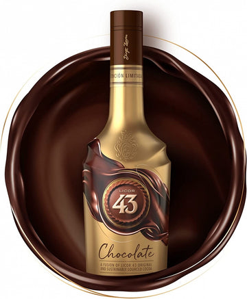 Garrafa dourada de Licor 43 Chocolate em destaque sobre fundo de chocolate.