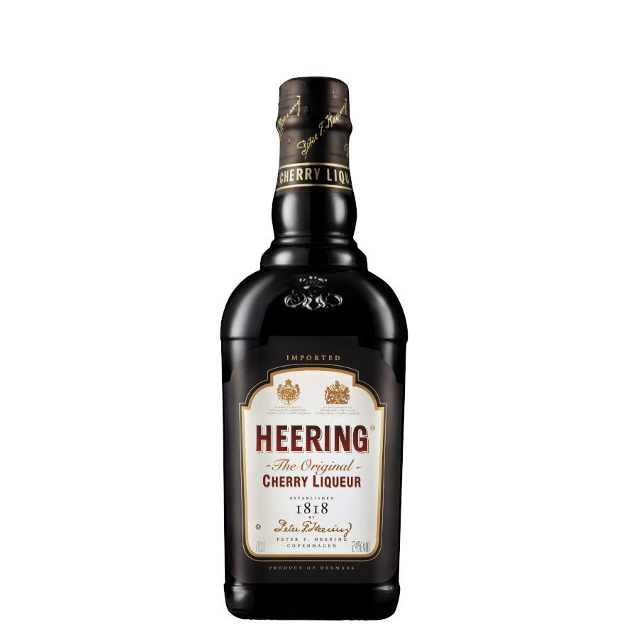 Garrafa escura de licor Cherry Heering com rótulo claro e detalhes dourados.