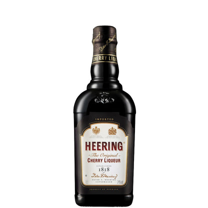 Garrafa escura de licor Cherry Heering com rótulo claro e detalhes dourados.