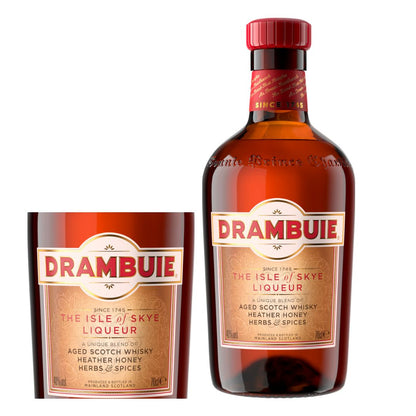 Garrafa Drambuie ao lado de um detalhe ampliado do rótulo com whisky, mel, ervas e especiarias.