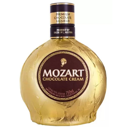 Garrafa arredondada de licor Mozart Chocolate Cream envolta em papel dourado, com rótulo marrom e dourado.