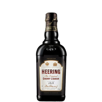 Garrafa escura de licor Cherry Heering com rótulo claro e detalhes dourados.