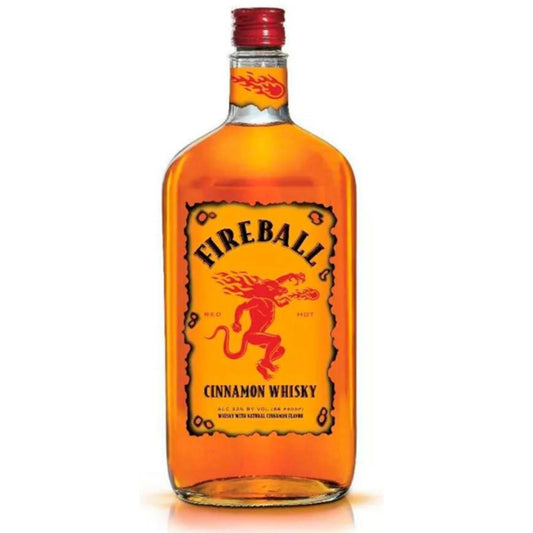 Garrafa de whisky de canela Fireball com rótulo amarelo e líquido âmbar