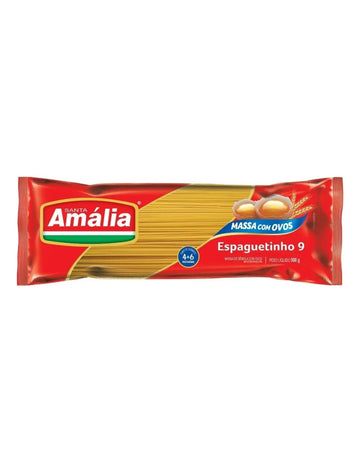 Pacote vermelho de macarrão Santa Amália Espaguetinho 9 com ovos, com a massa visível pela janela e peso de 500 g.