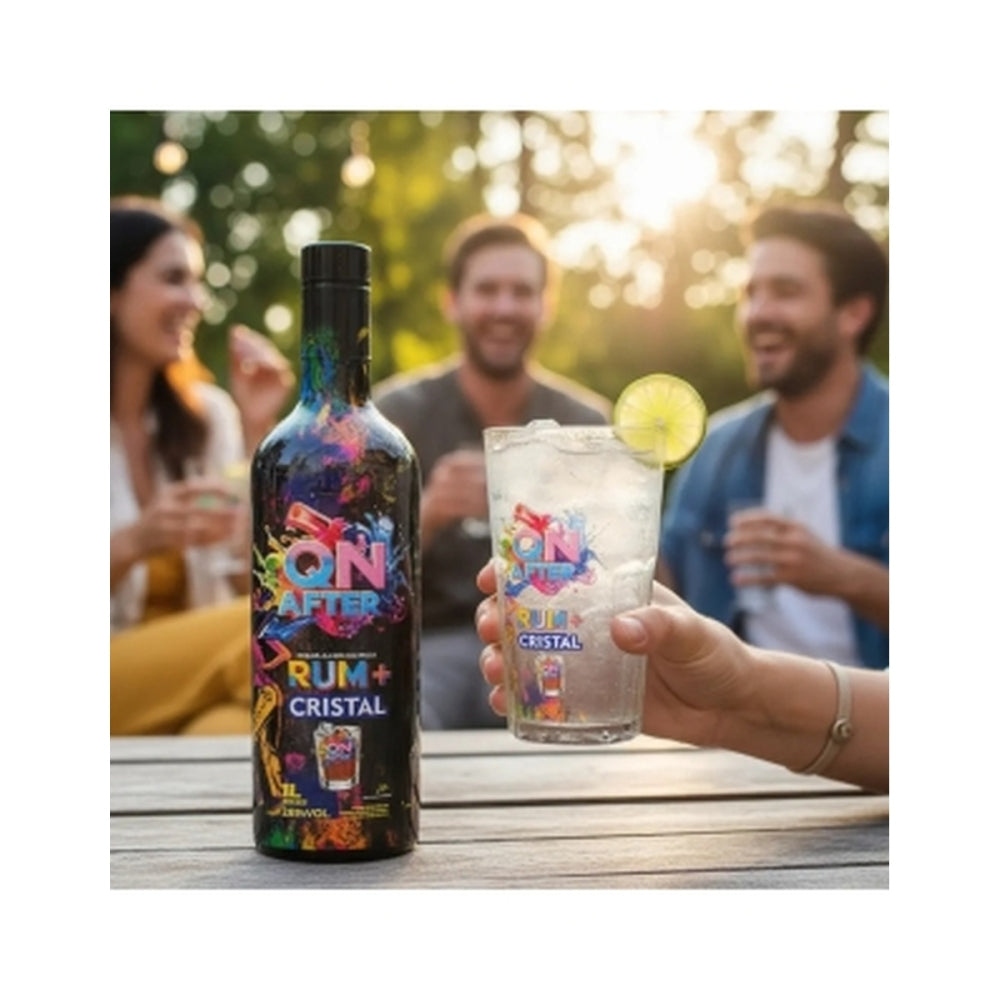 Garrafa QN After Rum+ Cristal ao lado de um copo com bebida e limão em cenário ao ar livre