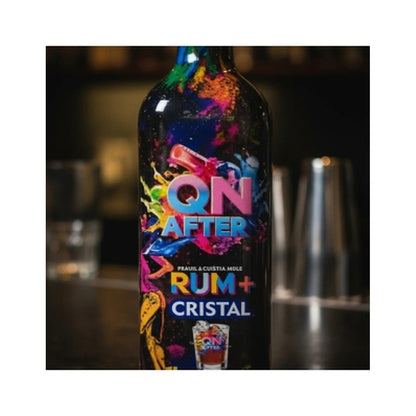 Detalhe do rótulo colorido QN After Rum+ Cristal na garrafa