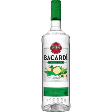 Garrafa transparente de Bacardi Big Apple com rótulo branco e verde, sabor maçã.