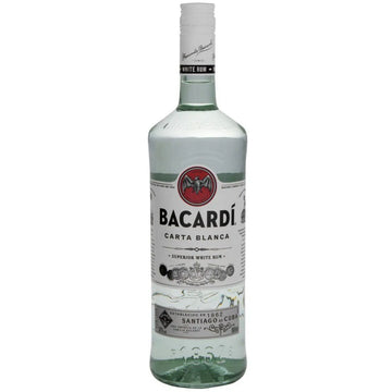 Garrafa de rum Bacardi Carta Blanca Superior com rótulo branco e detalhes verdes