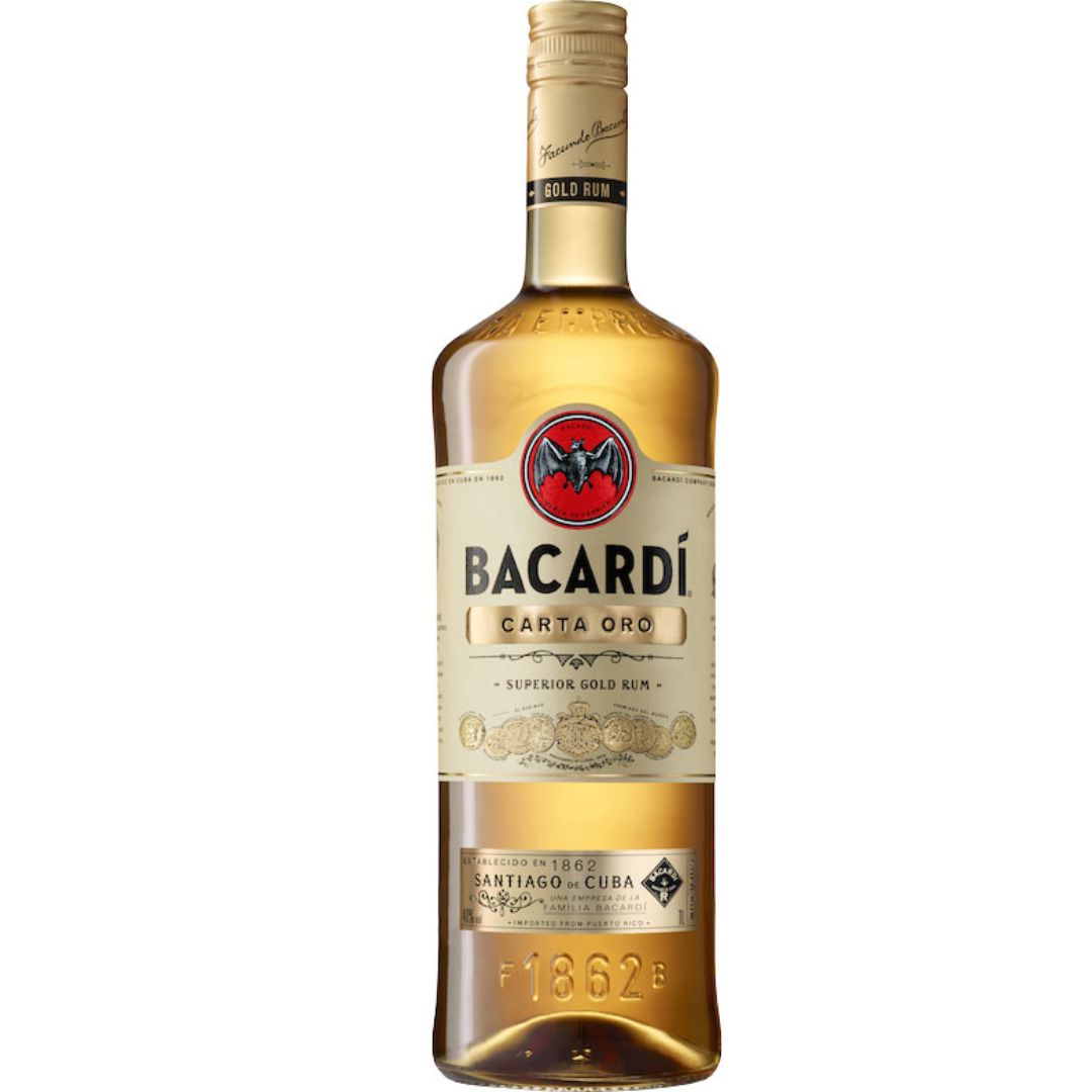 Garrafa dourada de rum Bacardi Carta Oro com rótulo claro.