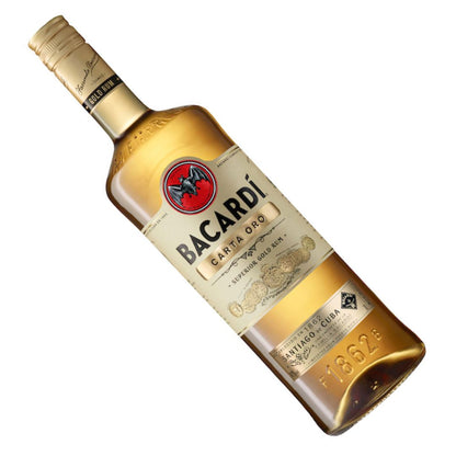 Garrafa Bacardi Carta Oro inclinada, mostrando o rótulo e o líquido dourado.