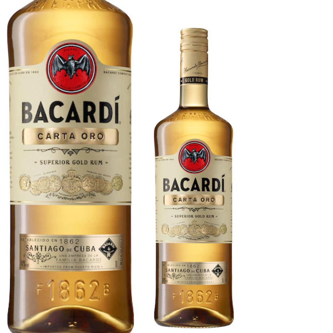 Detalhe do rótulo Bacardi Carta Oro ao lado da garrafa dourada.