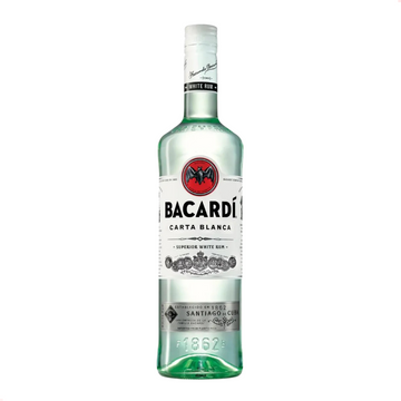 Garrafa de rum Bacardi Carta Blanca com rótulo branco e vidro esverdeado.