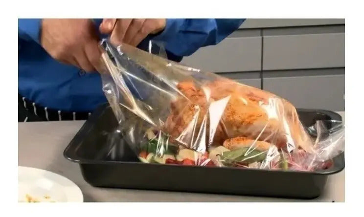 Alimentos dentro de um saco transparente sobre uma assadeira.