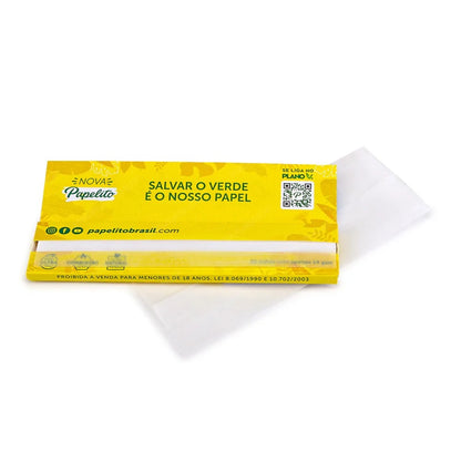 Livreto Papelito aberto com folhas brancas de papel para enrolar.