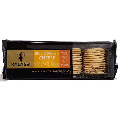 Embalagem do snack de arroz Kalassi com uma janela transparente mostrando os biscoitos empilhados.