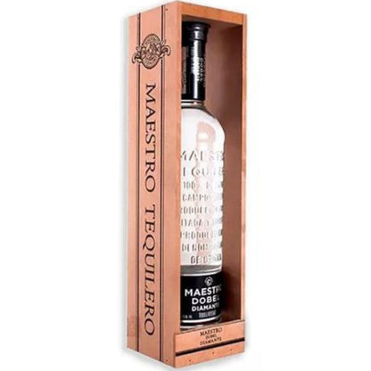 Garrafa de tequila Maestro Dobel Diamante dentro de uma caixa de apresentação em tom cobre.