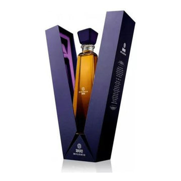 Garrafa de tequila 1800 Milenio âmbar em estojo de apresentação roxo aberto.