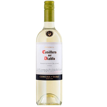 Garrafa de vinho Casillero del Diablo Reserva Sauvignon Blanc com rótulo branco e cápsula verde.