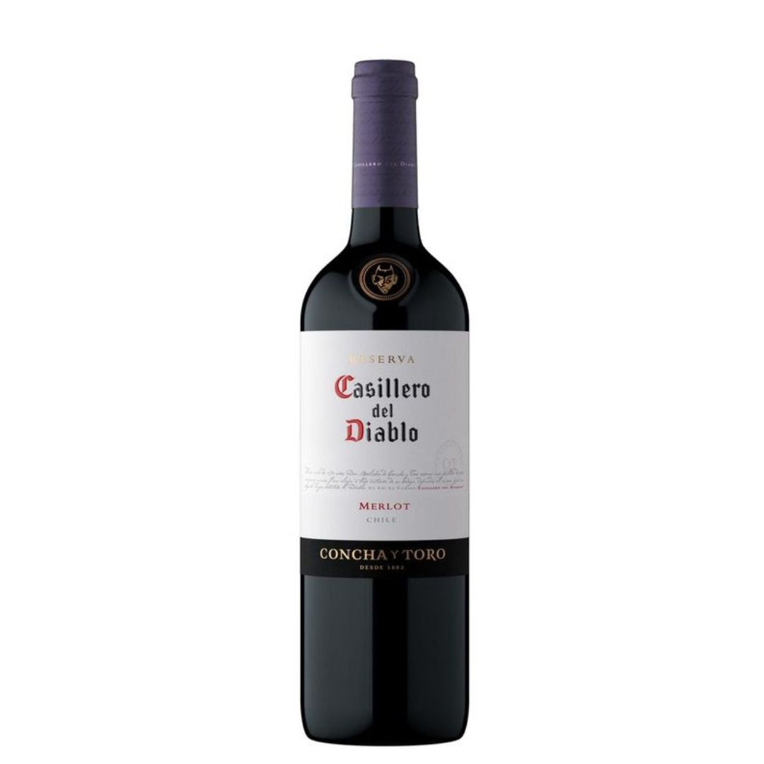Garrafa escura de vinho Casillero del Diablo Reserva Merlot com rótulo branco e cápsula roxa.