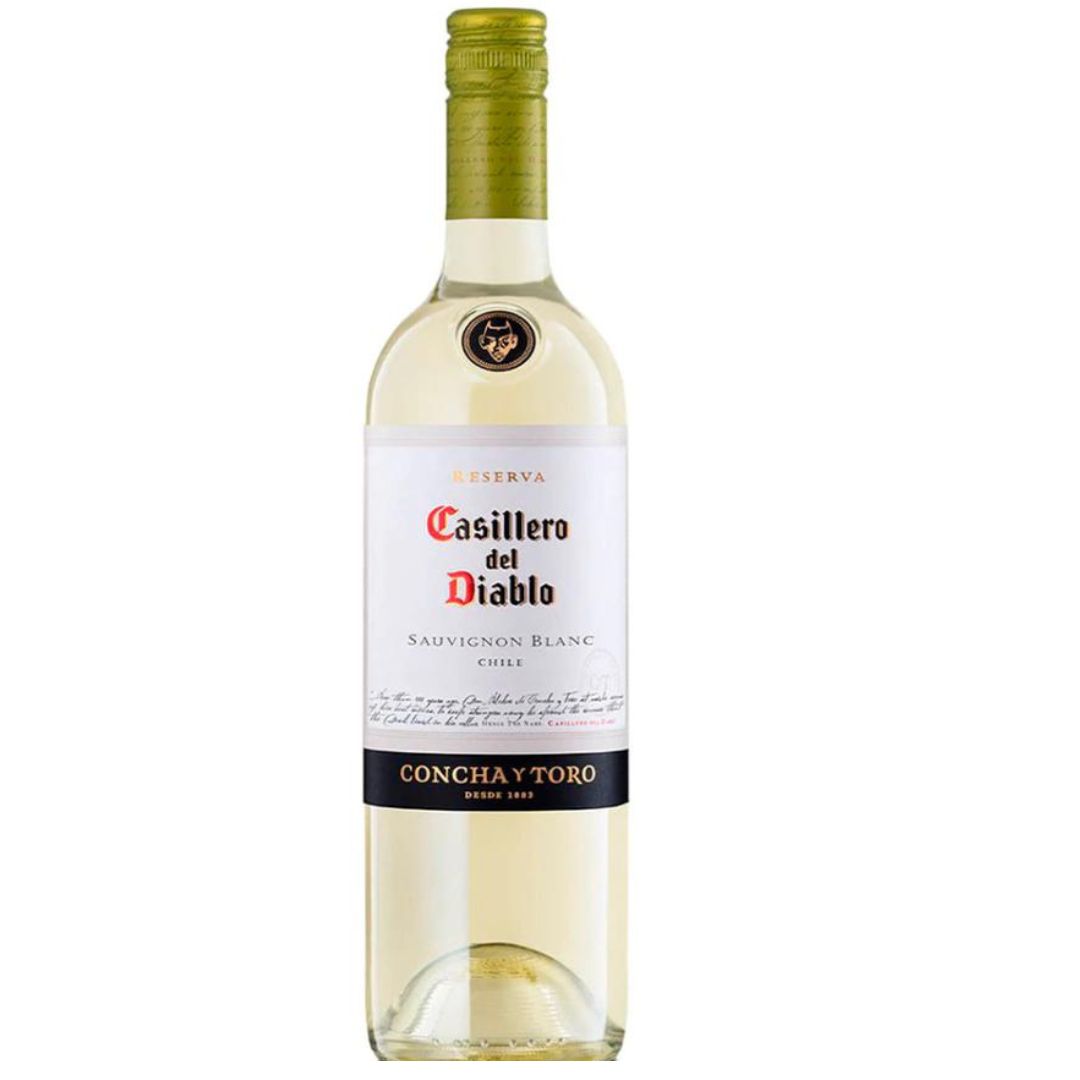 Garrafa de vinho Casillero del Diablo Reserva Sauvignon Blanc com rótulo branco e cápsula verde.